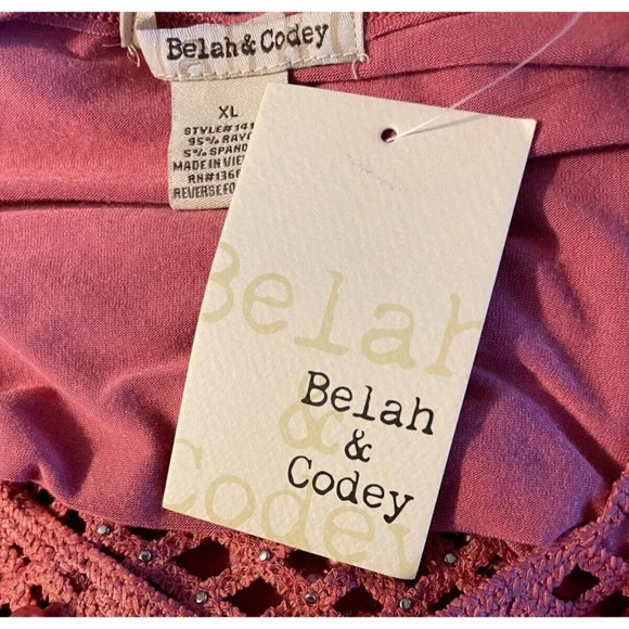 Belah & Cody XL Pink Faux Pearl Weave Applique Floral Neckline Short Sleeve Top - Picture 6 of 6